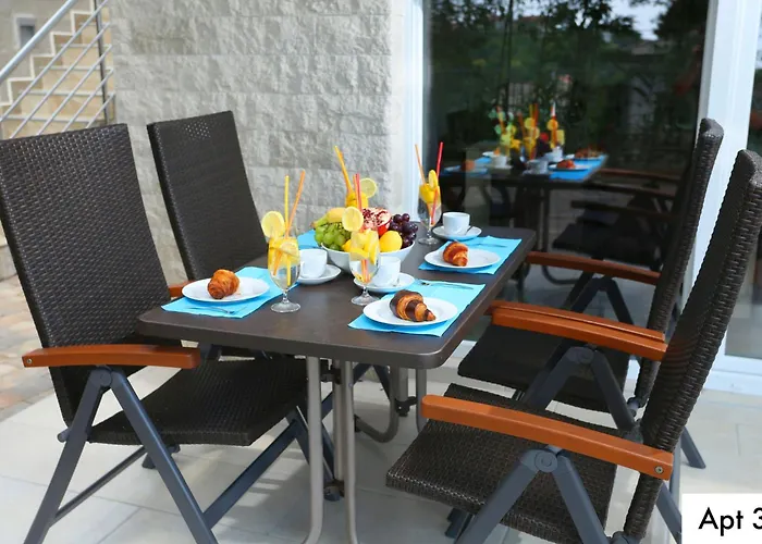 Villa Dragi with Pool, Sauna,&Jacuzzi